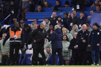 A Chelsea klubot 150000 font buntetesre iteltak mert uveget dobtak az Aston Villa kispadjara