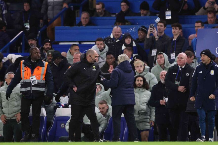 A Chelsea klubot 150000 font buntetesre iteltak mert uveget dobtak az Aston Villa kispadjara