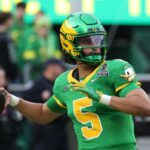 A varhato NFL donto draft kivalasztottja Dante Moore meg egy szezont a foiskolan marad