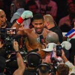 Anthony Joshua megerkezett az Egyesult Kiralysagba miutan autobalesetben ket baratjat elvesztette Nigeriaban