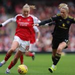 Az Arsenal nem tudott elni a lehetoseggel a Manchester United pedig megorizte az egy pontot a Noi Szuperligaban