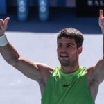 Carlos Alcaraz athalad Yannick Hanfmann probajan hogy tovabbjusson Melbourne ben