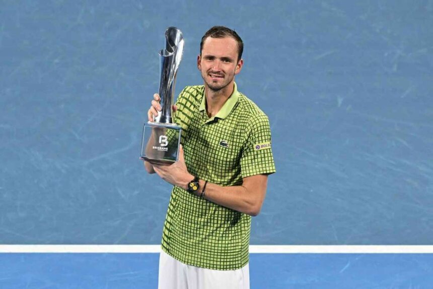 Daniil Medvedev felkeszul az Australian Openre trofea Brisbane ben