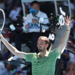 Daniil Medvedev lekuzdi a korai ijedelmet es bejutott a melbourne i harmadik forduloba