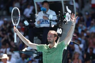 Daniil Medvedev lekuzdi a korai ijedelmet es bejutott a melbourne i harmadik forduloba