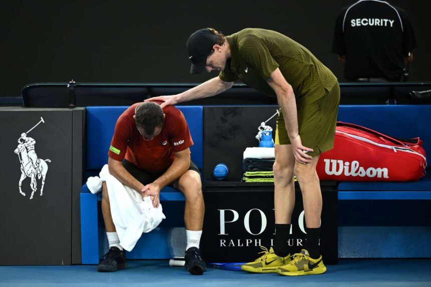 Jannik Sinner tovabbjut az Ausztral Nyilt Teniszbajnoksagon miutan Hugo Gaston visszalepett