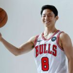 Japan Yuki Kawamura keteves szerzodest irt ala a Chicago Bulls szal