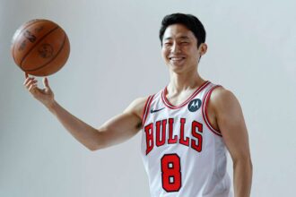 Japan Yuki Kawamura keteves szerzodest irt ala a Chicago Bulls szal