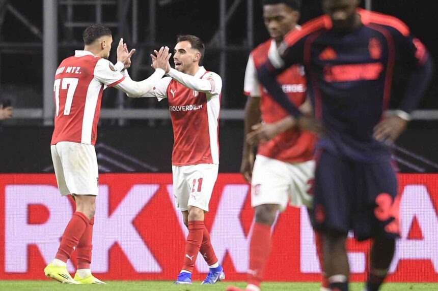 Nottingham Forest veresget szenvedett Bragban miutn kihagytak egy bntett s nglt kaptak