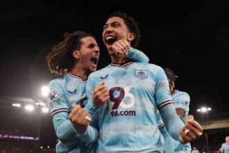 A Burnley elkepeszto visszavagot produkl hogy meglepje a Crystal Palace t pedig Strand Larsen duplazott