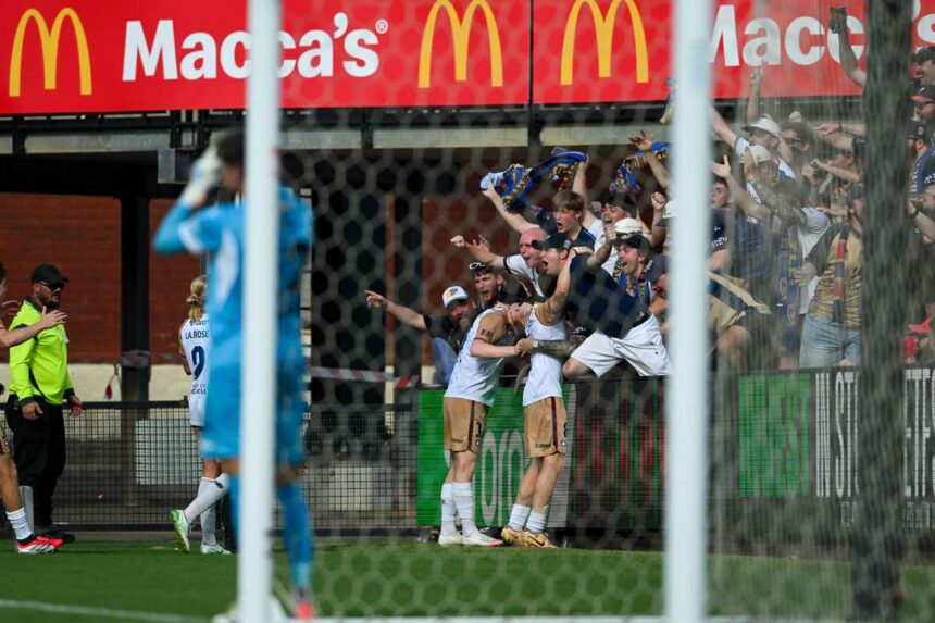 A ht csapata az A League ben a Bikk s a Fekete Lovagok dominancija
