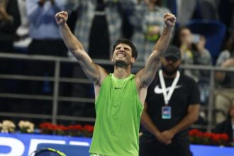 Alcaraz hatranybol felallva legyozi Khachanovot es bejut a dohai elodontobe