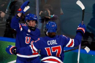 Az amerikai nok megverik Finnorszagot mig Nemetorszag es Svedorszag jegkoronggyozelmeket arat a Teli Olimpian