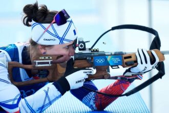 Biatlon valto Franciaorszag noi aranyat nyer a ferfiak melle mig Svedorszag es Norvegia bronzermetet szerez