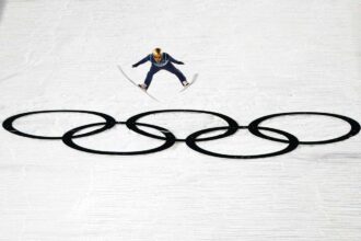 Finnorszag hazakuldi a siugrkok szovetsegi kapitanyat Medvedet alkoholfogyasztas miatt