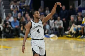 Giannis Antetokounmpo kihagyja az NBA All Star Galat DeAaron Fox a Spurstol lett az utodja