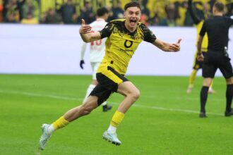 A Borussia Dortmund siman legyozte az Augsburgot hogy felzarkozzon rivalisaihoz a Bundesliga elen