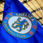 A Chelsea t felfuggesztett atigazolasi tilalommal es 10 millio font birsaggal sujtottak tortenelmi szabalymegsegesek miatt