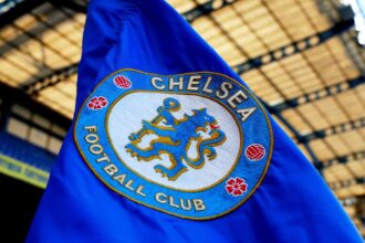 A Chelsea t felfuggesztett atigazolasi tilalommal es 10 millio font birsaggal sujtottak tortenelmi szabalymegsegesek miatt