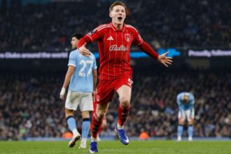 A Manchester City cim remenei sulyos csapast szenvedtek el miutan a Nottingham Forest kesoi dontetlent jatszott