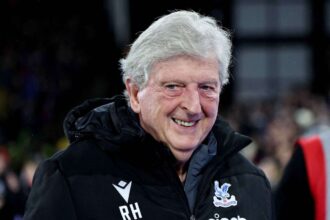 A korabbi angol valogatott szovetsegi kapitany Roy Hodgson ideiglenes edzokent csatlakozik a Bristol City hez a szezon vegeig