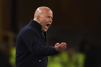 Arne Slot csalodott miutan a Liverpool kesoi osszeomlas miatt veresget szenvedett a legrosszabb formaban levo Wolves ellen