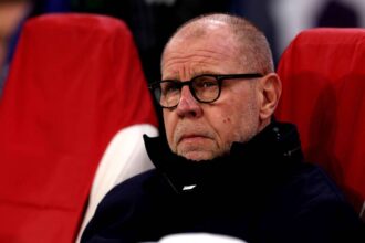 Az Ajax levaltja Fred Grimet mivel gyenge teljesitmenyuk miatt ideiglenes menedzsert keresnek Oscar Garcia veszi at a helyet