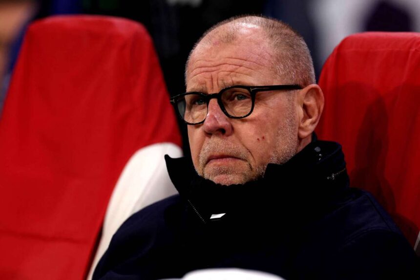 Az Ajax levaltja Fred Grimet mivel gyenge teljesitmenyuk miatt ideiglenes menedzsert keresnek Oscar Garcia veszi at a helyet