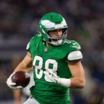 Dallas Goedert visszater az Eagles hez egy egyes 7 millio dollaros szerzodessel