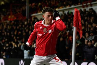 Hollywood altal tamogatott Wrexham legyozte walesi rivalisat Swanseat ezzel megtartotta Premier League es almat