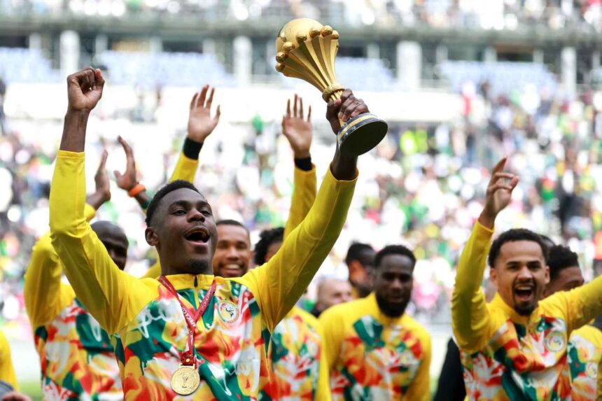 Szenegal felvonul az AFCON trofeaval a Peru elleni baratsagos merkozes elott
