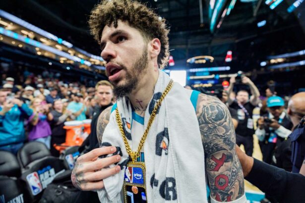 Az NBA penzbirsagot szabott ki LaMelo Ballnak vakmero jateka miatt de nem fuggeszti fel a Charlotte Hornets sztarjat