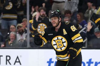 Bruins David Pastrnak negyedik egymast koveto szezonjaban 100 pontos teljesitmenyt nyujt