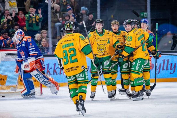 Ilves megallitotta a kesoi Tappara rohamot es 3 2 re megnyerte a Liiga elodonto derbi nyitanyat