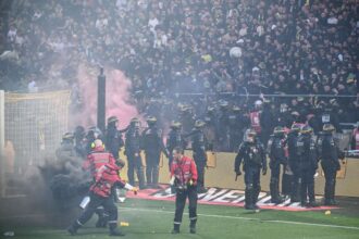 A Nantes es Toulouse kozotti Ligue 1 merkozes t megszakitottak a palyara valo betores miatt