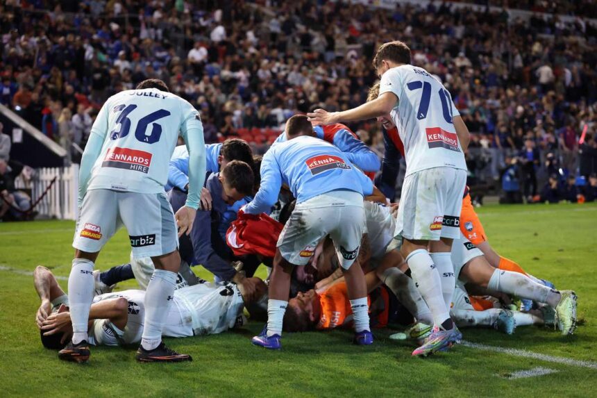 A Sydney FC tizenegyesparbajban legyotzte a Newcastle Jets csapatat igy bejutott az A League dontojebe