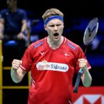 Antonsen legyoz i a vilagranglista masodik helyezettjet Vitidsarn t a Thomas Kupa negyeddonto jeben harom szettes epikus merkozesen