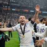 Aston Villa kapitanya John McGinn meghivja William herceget hogy csatlakozzon az Europa Liga bulijahoz