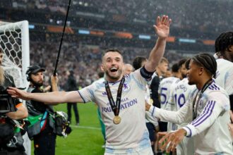 Aston Villa kapitanya John McGinn meghivja William herceget hogy csatlakozzon az Europa Liga bulijahoz