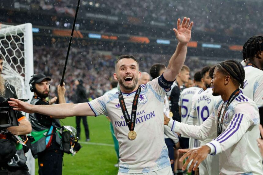Aston Villa kapitanya John McGinn meghivja William herceget hogy csatlakozzon az Europa Liga bulijahoz