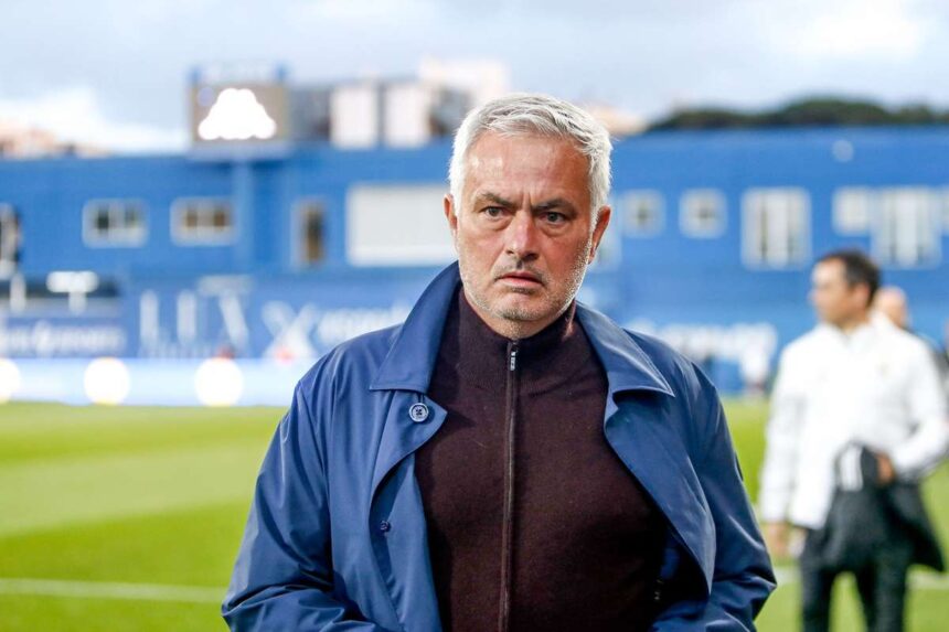 Jose Mourinho allitolag haromeves szerzodest irt ala hogy a Real Madrid menedzsere legyen