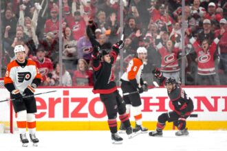 Logan Stankoven tortenelmet ir az NHL ben mig a Hurricanes megnyeri az 1 meccset a Flyers ellen
