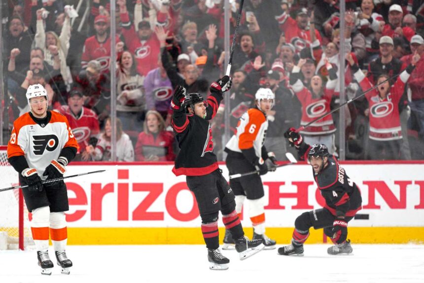 Logan Stankoven tortenelmet ir az NHL ben mig a Hurricanes megnyeri az 1 meccset a Flyers ellen