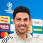 Mikel Arteta egyedul grillazva amikor az Arsenal megnyerte a Premier League t