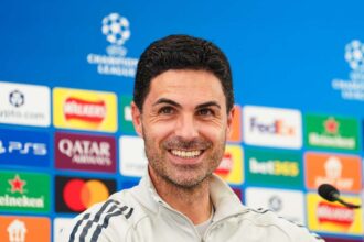 Mikel Arteta egyedul grillazva amikor az Arsenal megnyerte a Premier League t