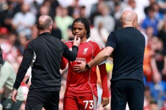 Slot szerint Ngumoha izomproblems ekkel kuzdott a Liverpool drukkereinek heves reakcioja utan a csere miatt