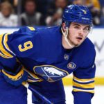 A Sabres hat evre 525 millio dollaros hosszabbitast irt al Zach Bensonnal