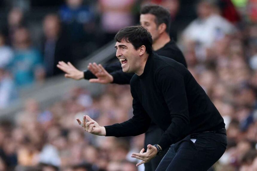 Andoni Iraola megerkezik az Anfieldre a vart kinevezes elott mint az uj Liverpool vezetodedzo