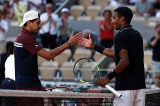 Auger Aliassime konyeden bejutott a francia nyilt teniszbajnoksag legjobb nyolc jatekosa koze miutan sima szettes gyozelmet aratott Tabilo felett