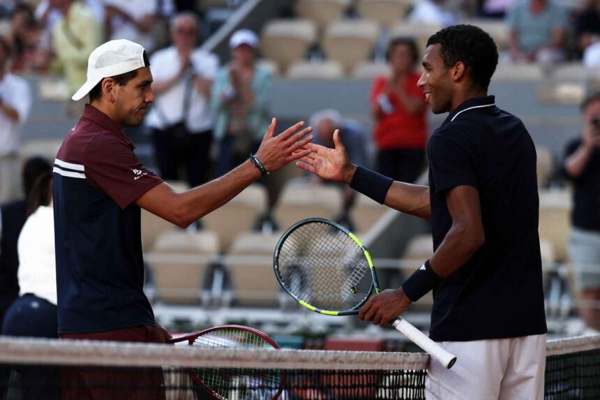 Auger Aliassime konyeden bejutott a francia nyilt teniszbajnoksag legjobb nyolc jatekosa koze miutan sima szettes gyozelmet aratott Tabilo felett